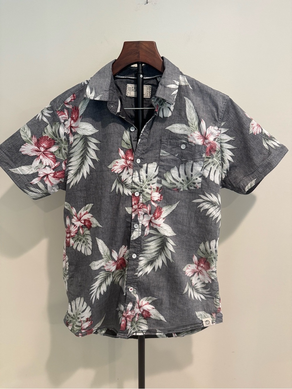 Free Planet Gray Short-Sleeve Button-Down Shirt with Red Floral Print Hawaiian M